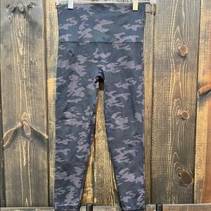 SPANX Camo Crop Leggings M Black Grey Activewear Performance Shapewear Stretch